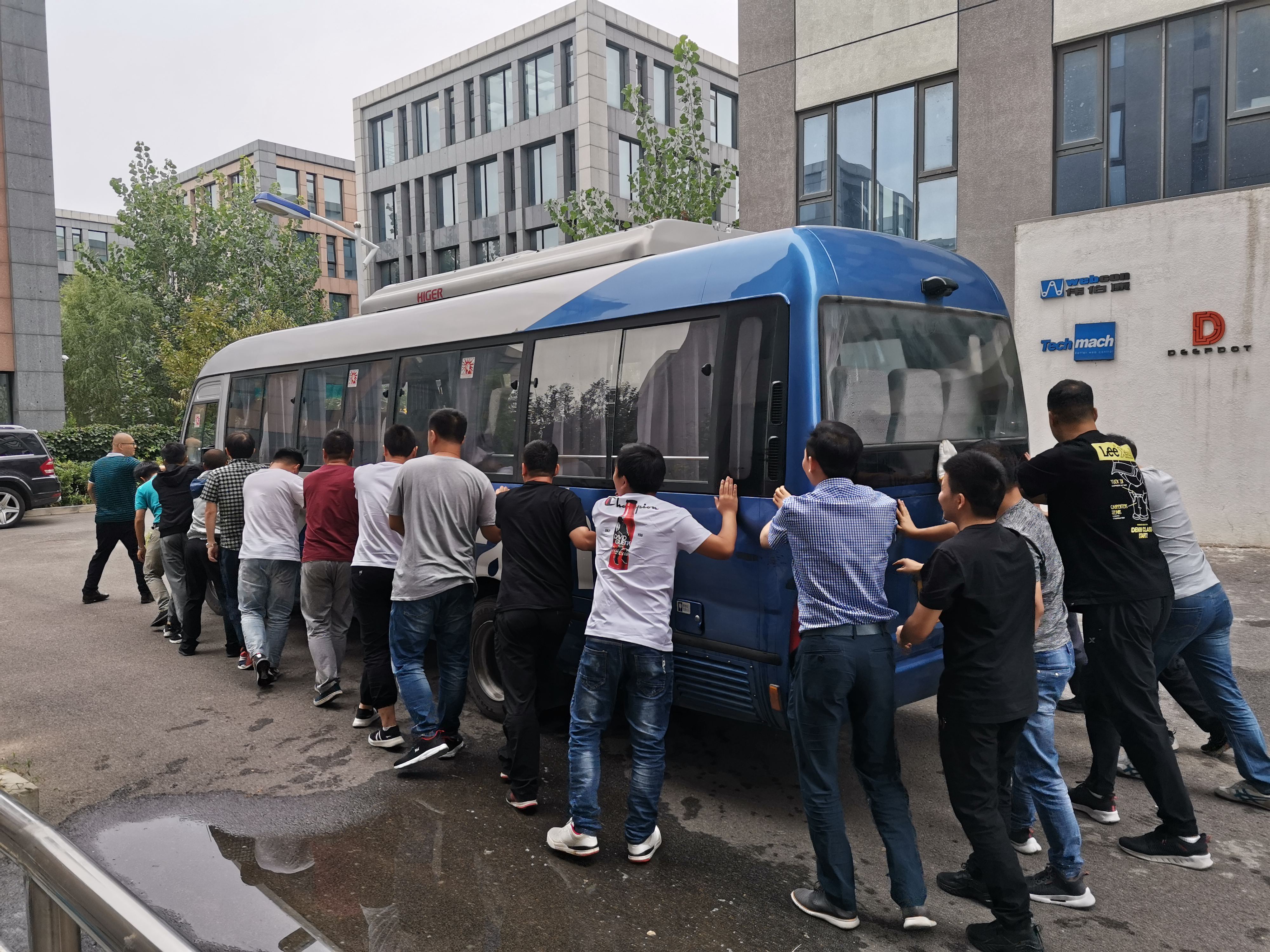 【鈦·暖心】公司班車發生故障，萬眾一心集體推車